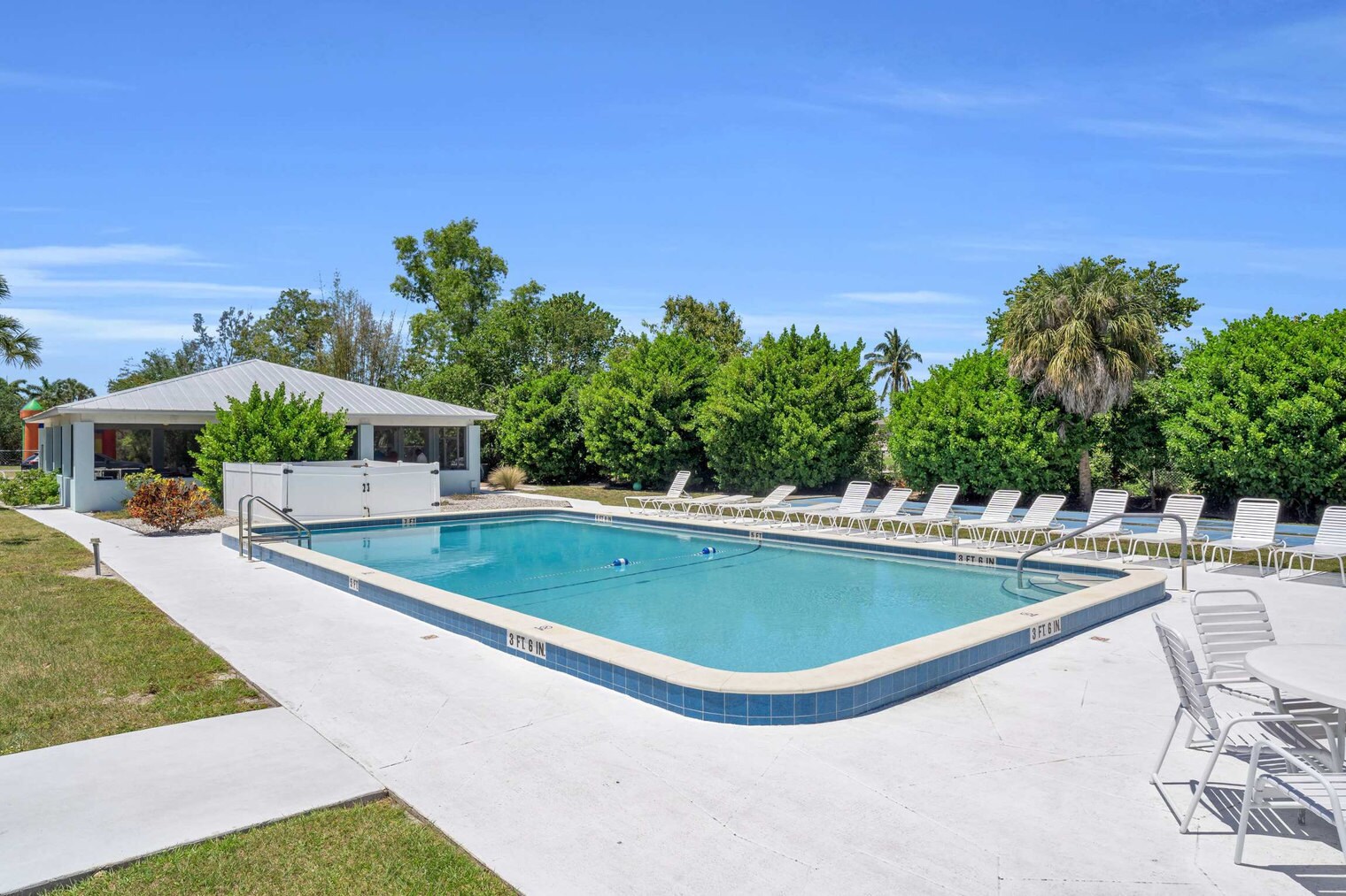 Building Photo - 2649 Longboat Dr