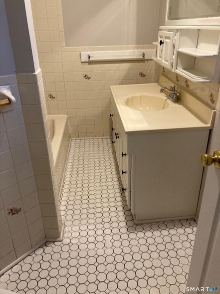 Building Photo - 235 Deacon St