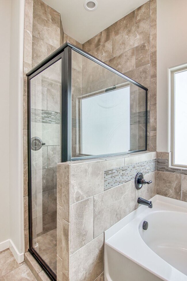 Building Photo - Beautiful East side House with 4 bed-2 baths