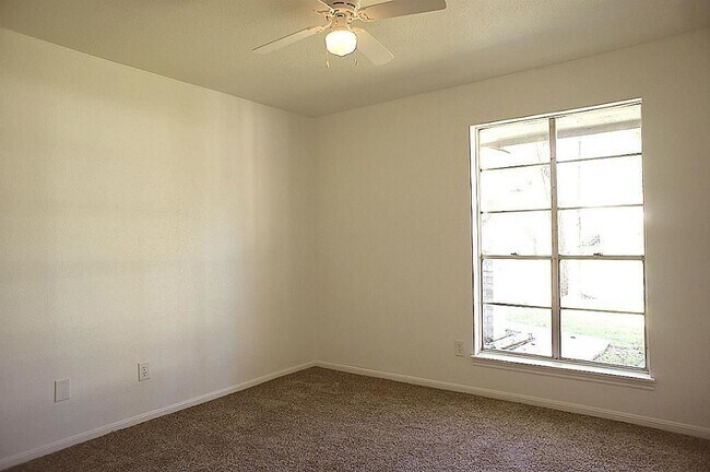 Building Photo - 2618 Tinechester Dr