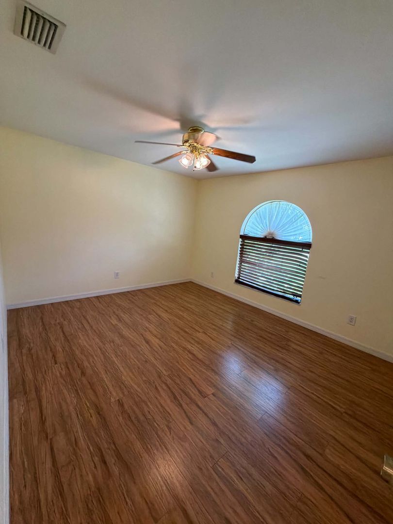 Building Photo - Inviting 3/2 Pool Home With Spacious Lanai and Modern Kitchen