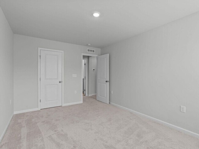 Building Photo - 3BR Like-New Townhome – GREAT PRICE - Community Pool/Playground