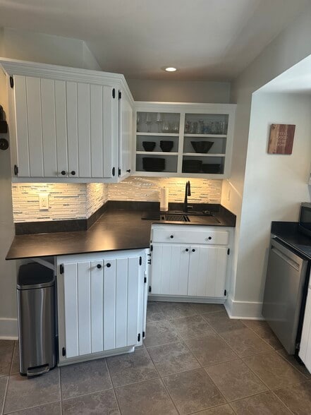 Building Photo - 613 E Washington St