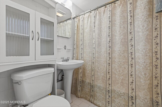 Building Photo - 150 Cloverdale Cir