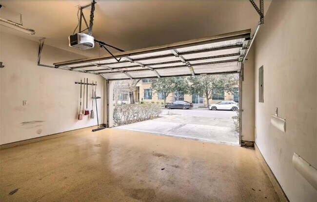 Building Photo - 1006 Rochow St