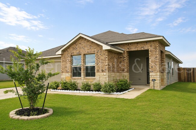 Building Photo - Modern Style Three Bedroom Home