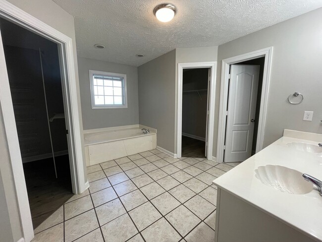 Building Photo - 00506