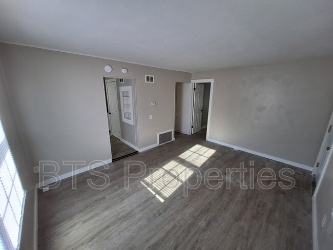 Building Photo - 1627 N Valley Ave