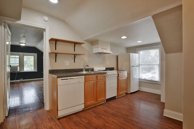 Building Photo - Awesome House for your Large Group - HUGE HOUSE with 3 Floors - 3 Kitchens, 3 Bathrooms, Awesome ...