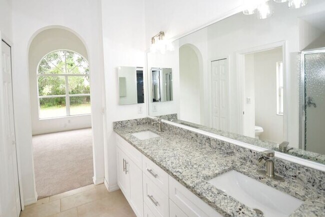 Building Photo - Spacious 2 bed Plus Den Home for Lease
