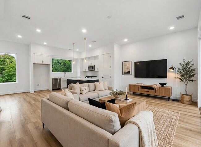 Building Photo - 4802 Elysian St