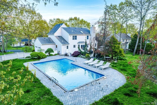 Building Photo - 212 Fairway Dr