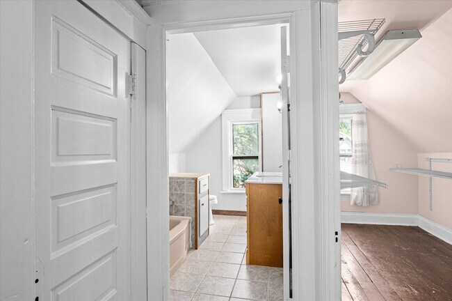 Building Photo - 145 Maple St