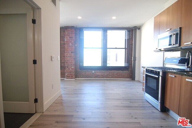 Building Photo - 460 S Spring St