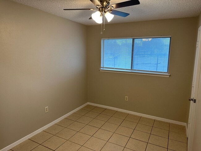 Building Photo - REFRESHED HALF DUPLEX IN IRVING!!