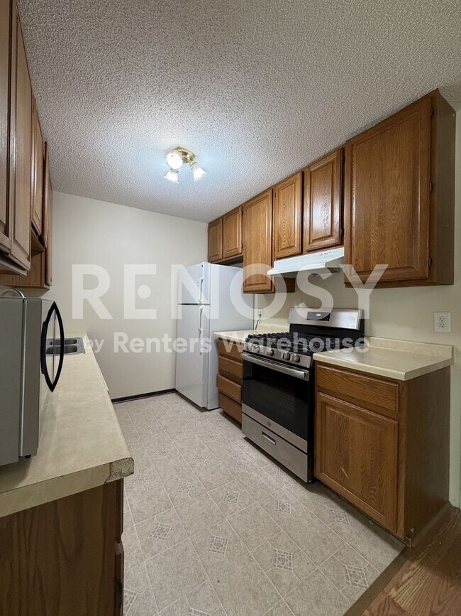 Building Photo - Available Now 2 Bedroom 1 Bath Condo in Fridley