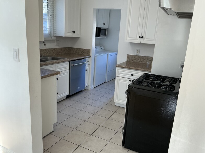 Building Photo - 10713 Esther Ave