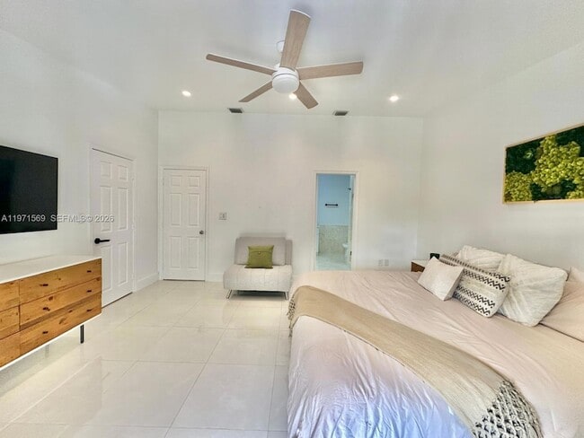 Building Photo - 3736 NE 166th St