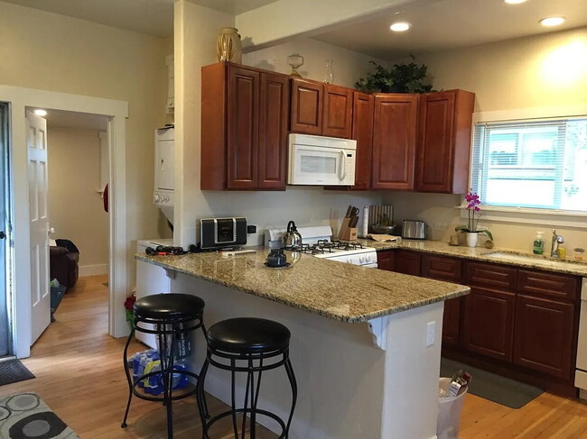 Building Photo - 932 Grandview Ave