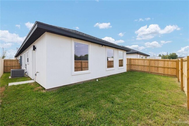 Building Photo - 17 Selena St