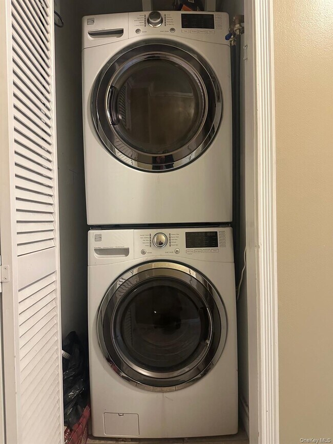 Building Photo - 10 Skyline Dr