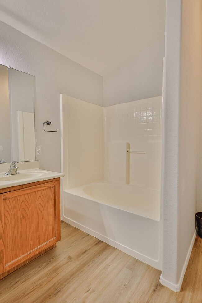 Building Photo - 4 Bedroom 2 Bathroom