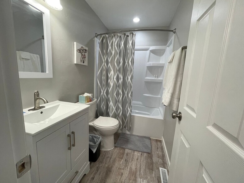 Building Photo - 826 W Weiland Ave