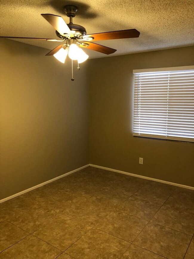 Building Photo - COMING SOON! Spacious 3 Bed 1 Bath Home in...