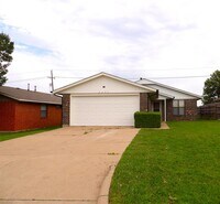 Building Photo - 2634 NE Euclid Ave