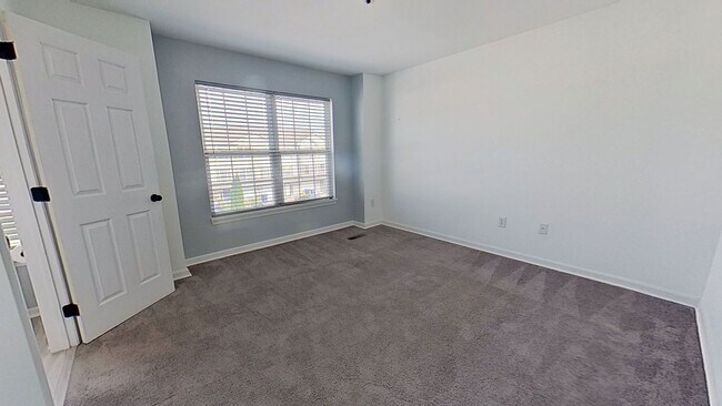 Building Photo - 450 Fisher Dr