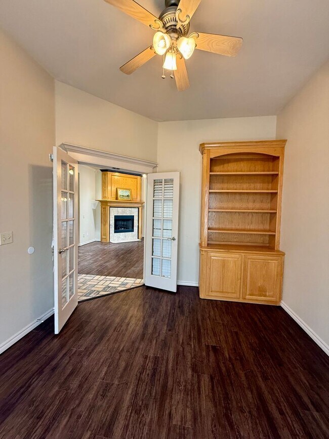 Building Photo - 2520 Thomas Dr