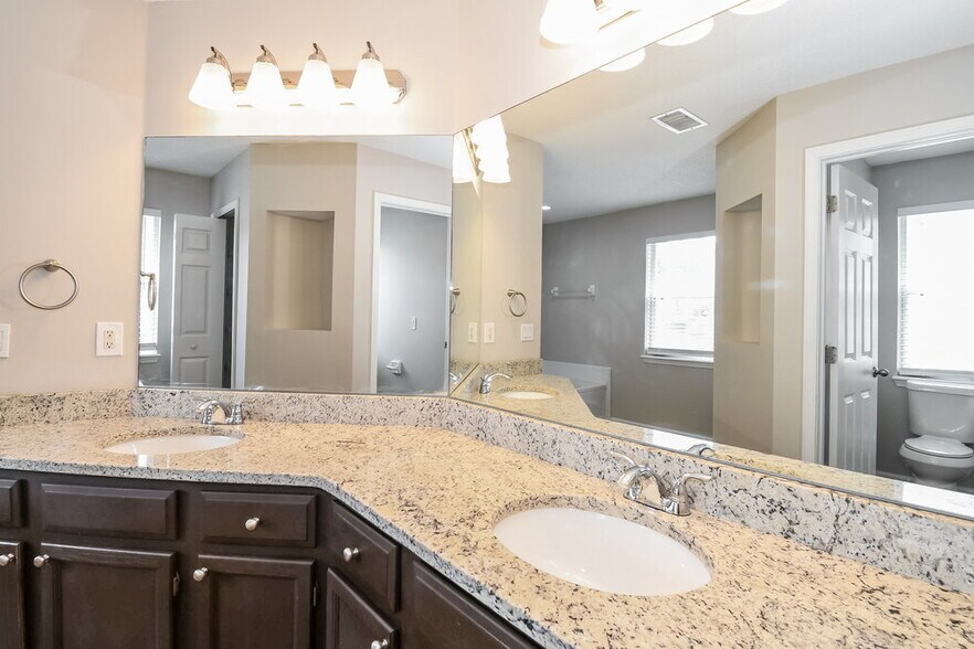 Building Photo - 3401 Millcrest Dr