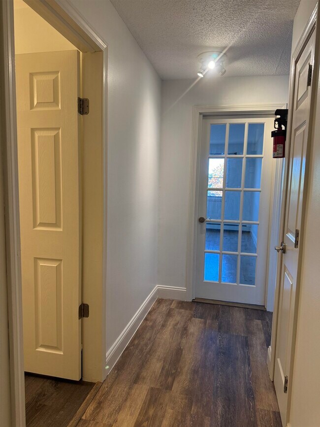 Building Photo - 136 Mammoth Rd