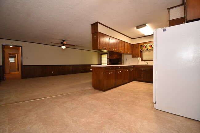 Building Photo - Spacious 3 Bed 2 Bath