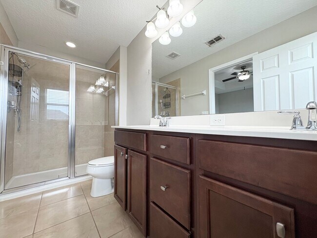 Building Photo - Gorgeous Lake View 3 BR 2.5 bath Luxury To...