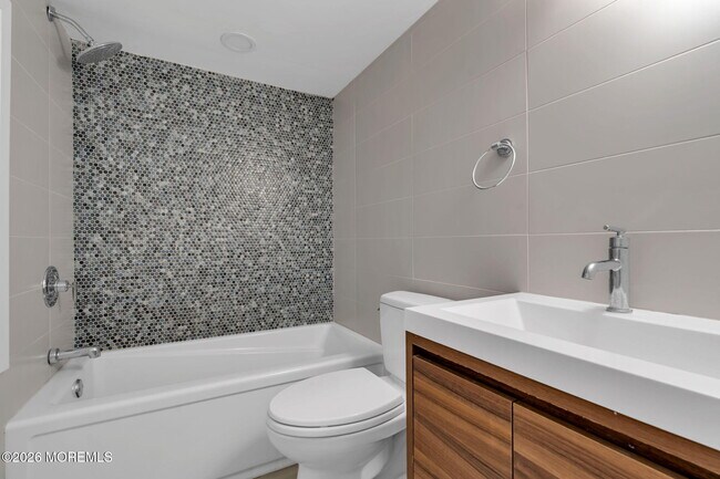 Building Photo - 497 Norwood Ave