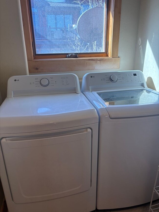 Building Photo - Beautiful Furnished Townhome with infared ...