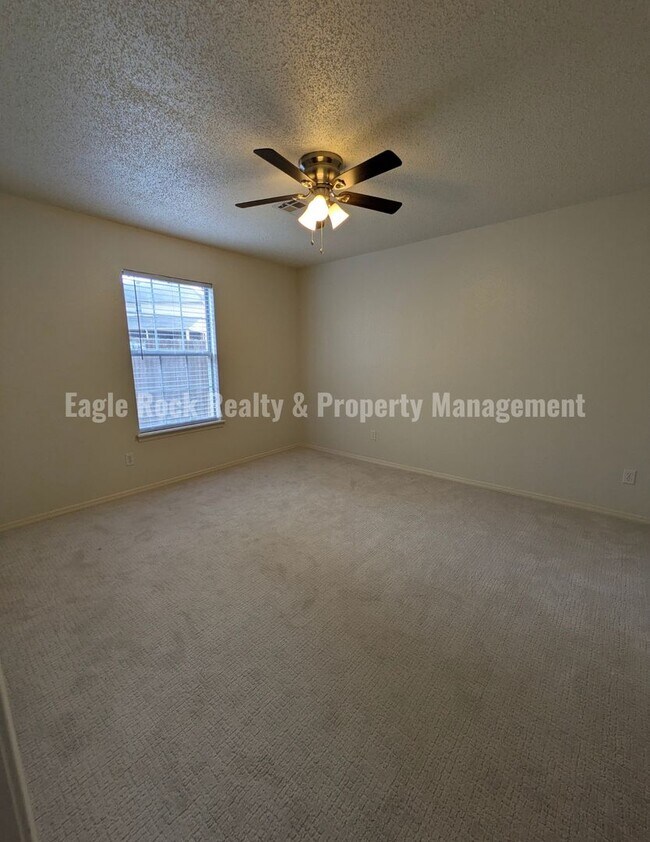 Building Photo - 1304 N Umbrella Ave