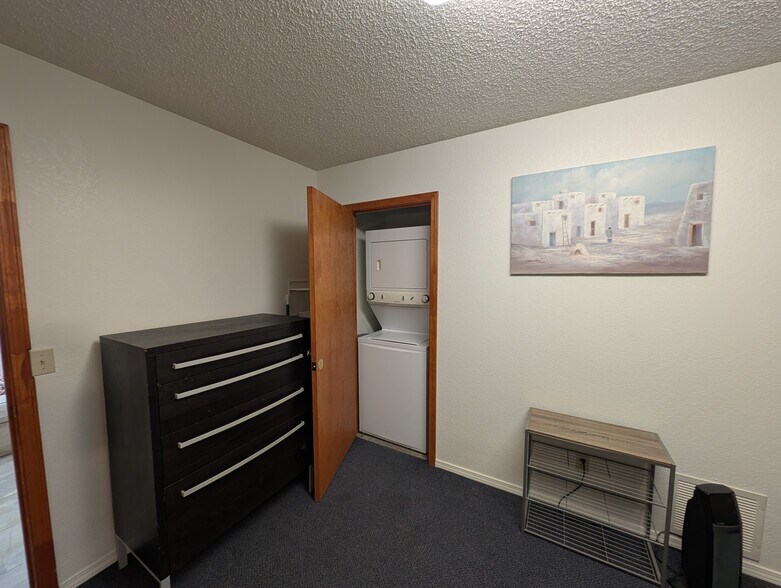 Building Photo - 605 Flora St