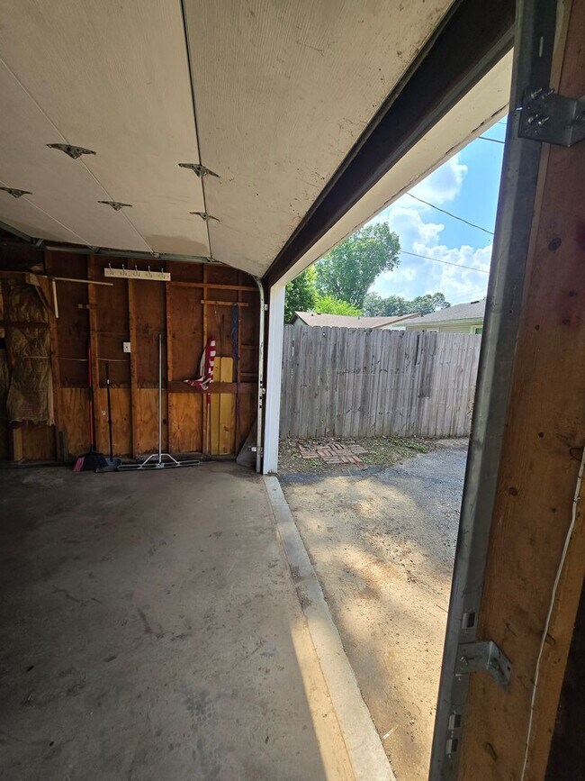 Building Photo - YOU CAN STOP YOUR SEARCH! Jeffersontown / Jtown Rental with 3 Bedrooms, 1 Full Baths, Ranch, 1 Ca...