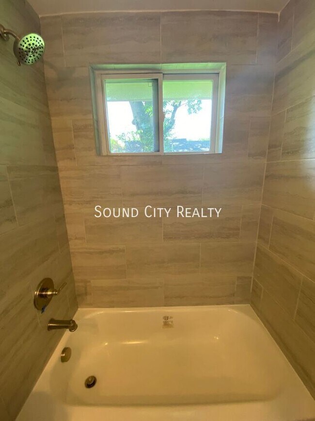 Building Photo - 1905 Hermosa St