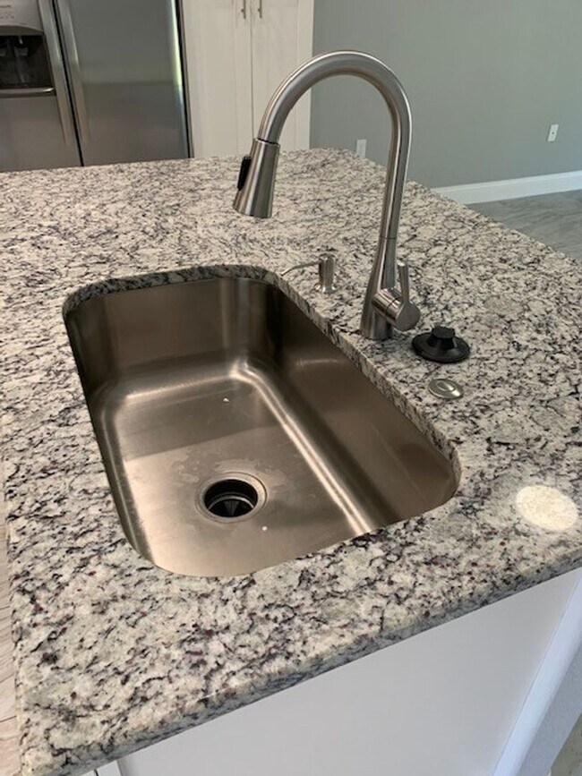 Building Photo - 8 Llosee Ct