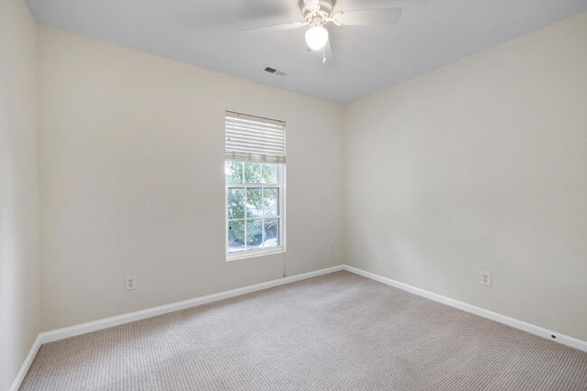 Building Photo - 812 Walnut Woods Dr