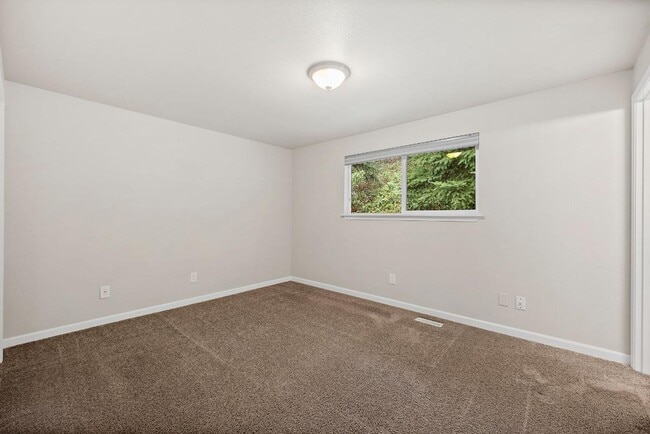 Building Photo - Renovated Tacoma Home with A/C, Huge Den, Bonus Office & Fully Fenced Yard!
