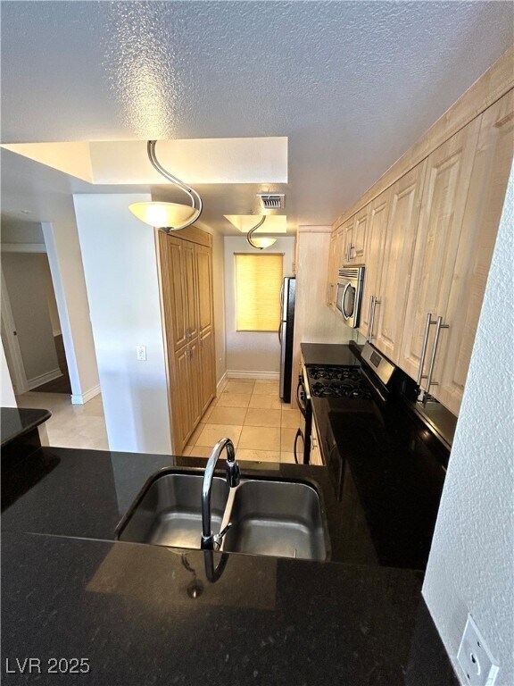 Building Photo - 220 E Flamingo Rd