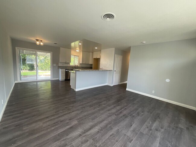 Building Photo - 3 Bedroom 2 Bathroom Single Story Home