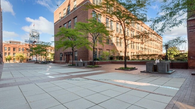 Building Photo - 200 River Pl Dr