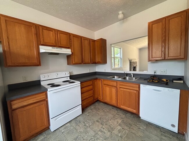 Building Photo - 950 Deer Field Dr