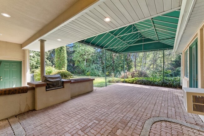 Building Photo - "Experience Luxury Living: Expansive 4-Bedroom Retreat Estate with Scenic Views and Elegant Finis...