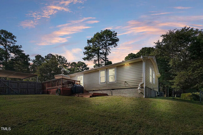 Building Photo - Charming Ranch Minutes from Downtown Raleigh!